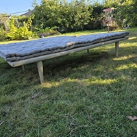 lysegraa-daybed-metalbund-tilspidsede-graa-ben-med-hessian-stribet-madras-Hastens-retro-briks-Nordiska-Kompagniet-svensk